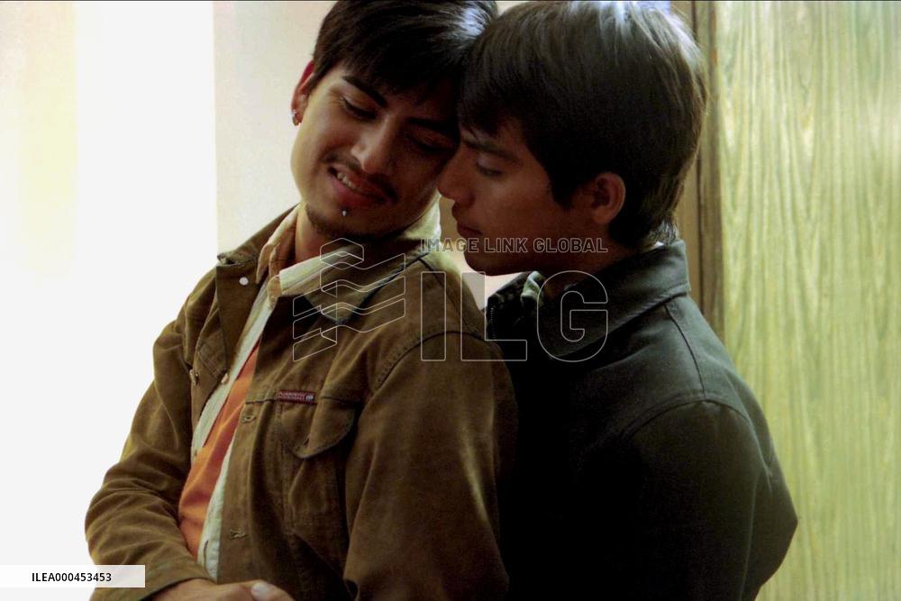 Broken Sky; El Cielo Dividido (2006)