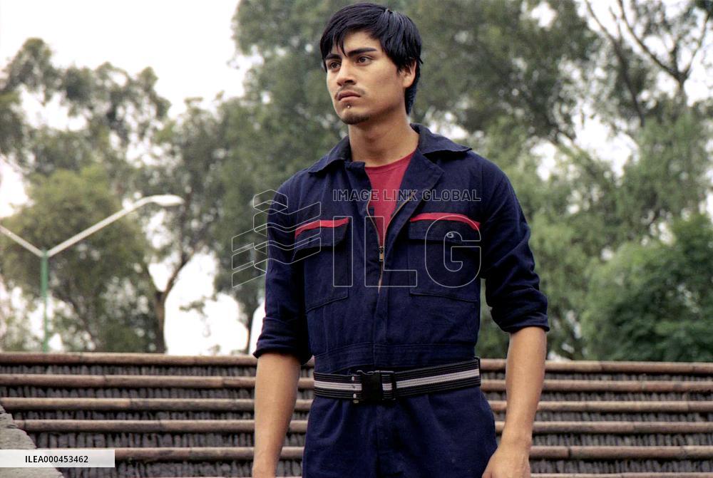 Broken Sky; El Cielo Dividido (2006)