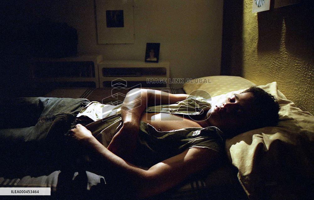 Broken Sky; El Cielo Dividido (2006)