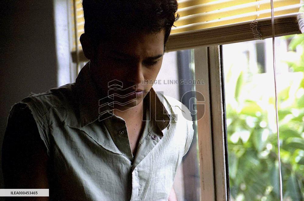 Broken Sky; El Cielo Dividido (2006)