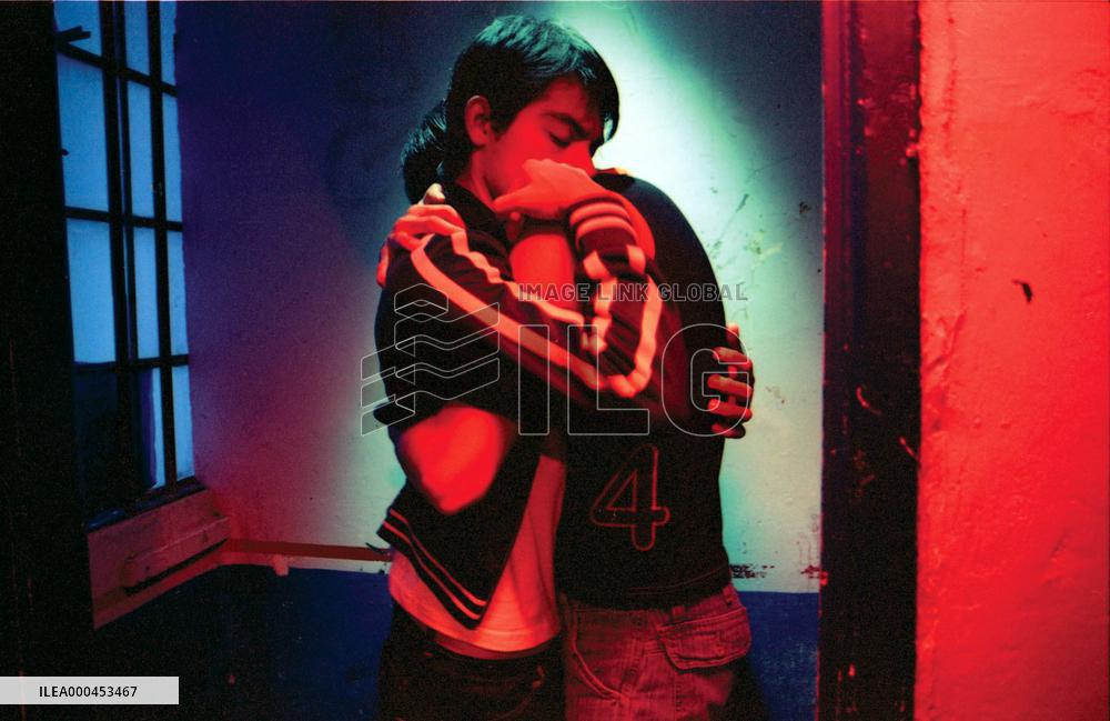 Broken Sky; El Cielo Dividido (2006)