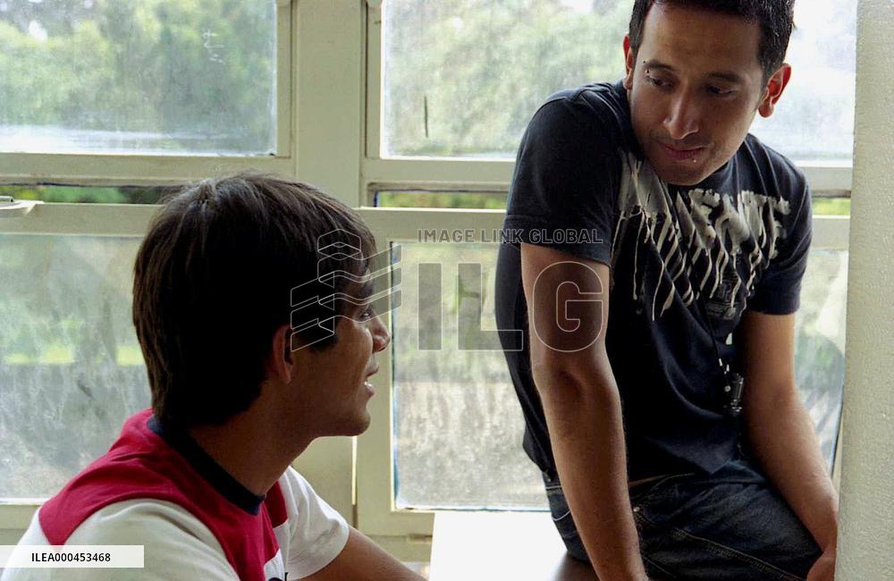 Broken Sky; El Cielo Dividido (2006)