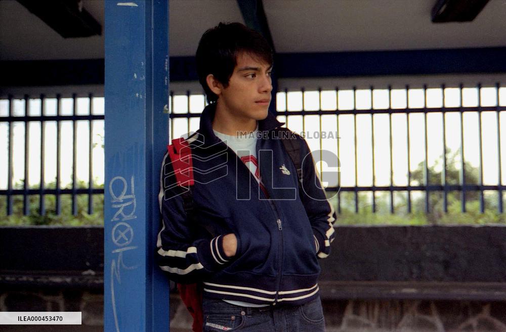 Broken Sky; El Cielo Dividido (2006)