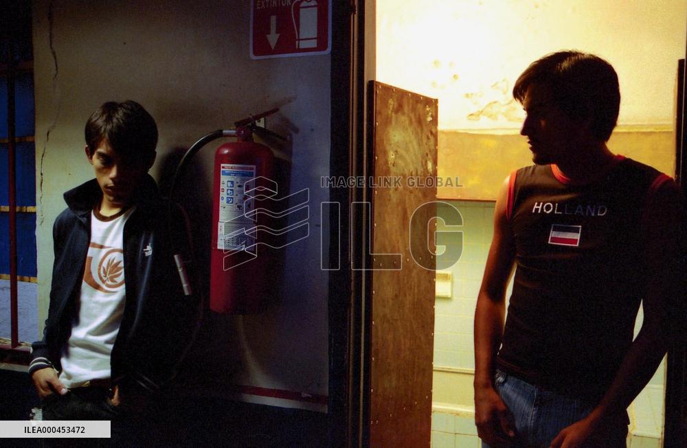 Broken Sky; El Cielo Dividido (2006)