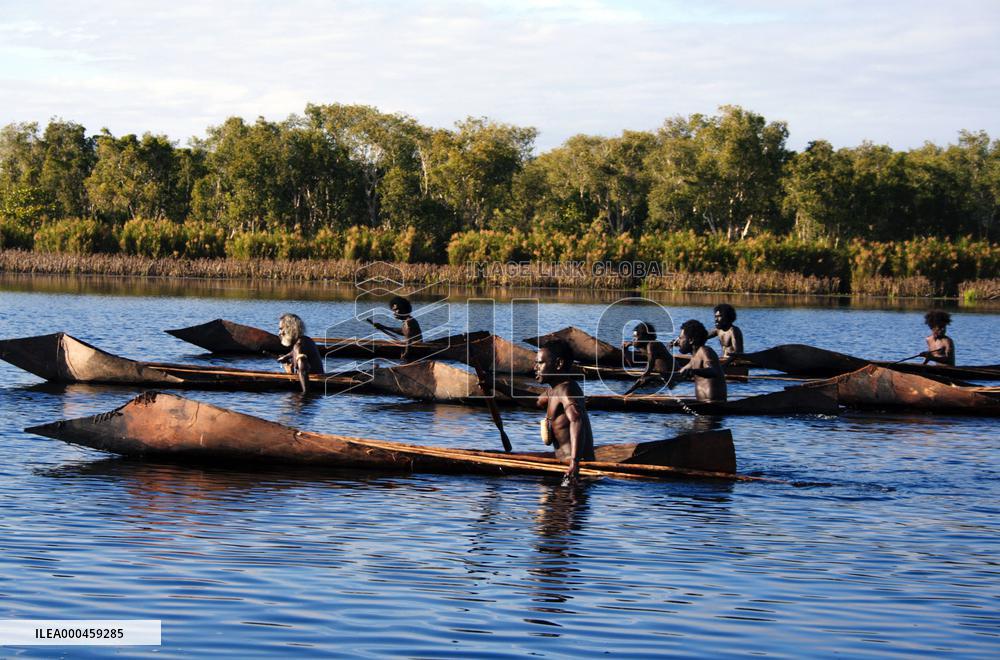 Ten Canoes (2006)