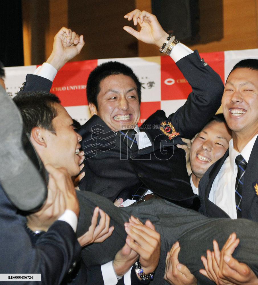 Sawamura picked by Giants