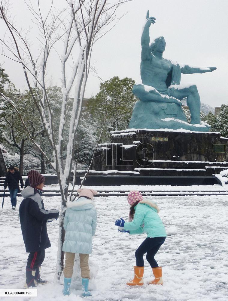 Snow hits western Japan