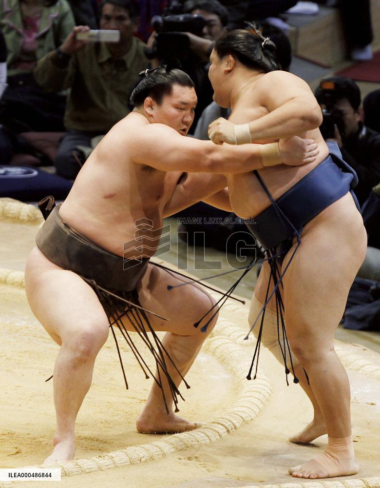 Yokozuna Hakuho earns 4th win