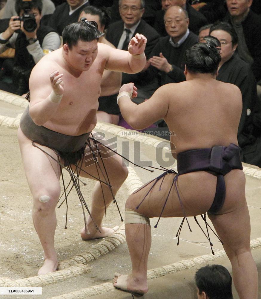 Hakuho beats Tochiozan