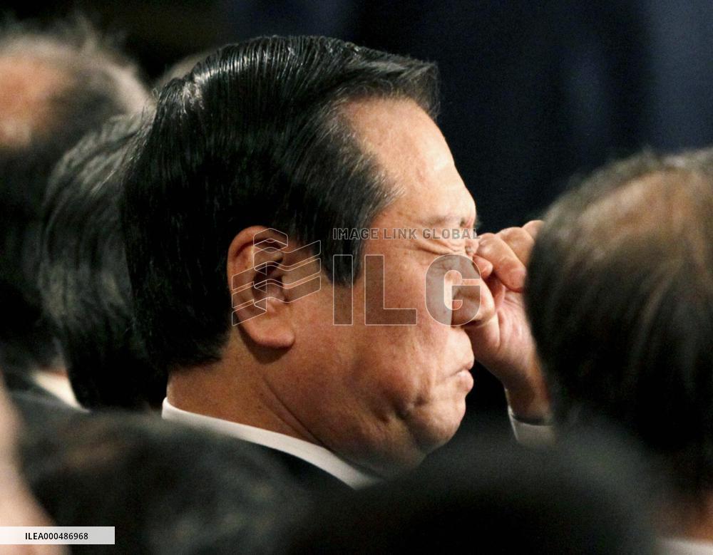Ozawa says he will continue as secretary general