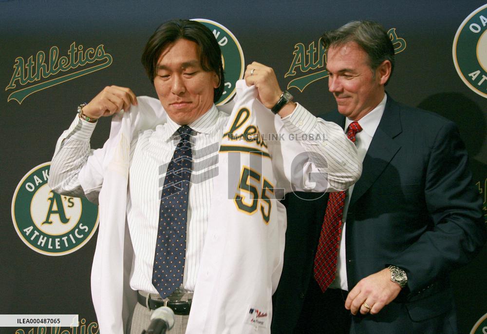 Matsui signs 1-yr deal with A's