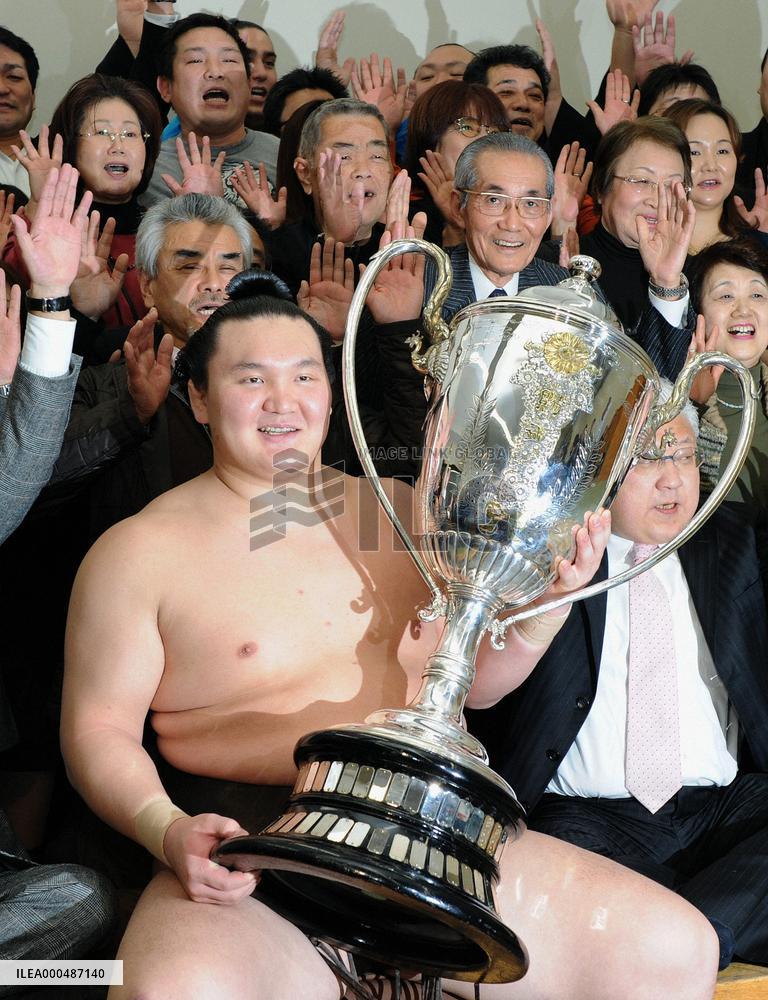Hakuho with Emperor's Cup