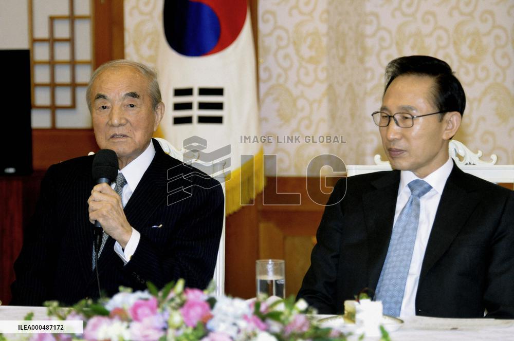 Japan's Nakasone meets with S. Korean president