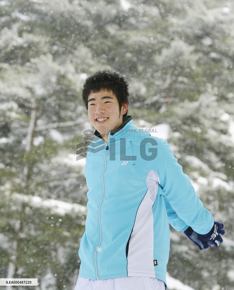 Rookie pitcher Kikuchi works out despite snow