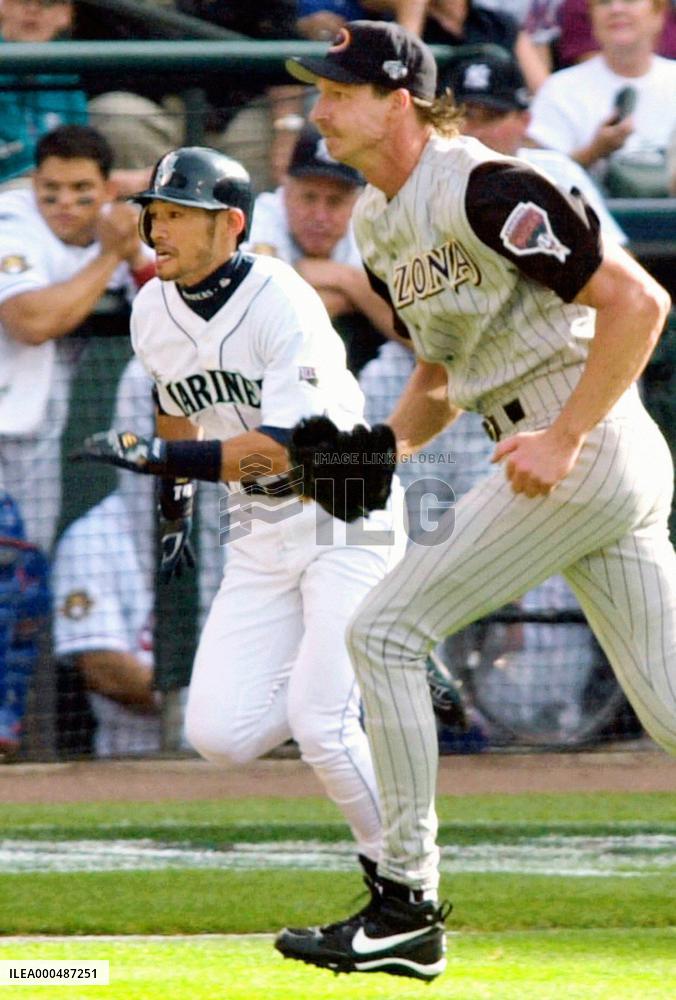 Randy Johnson announces retirement