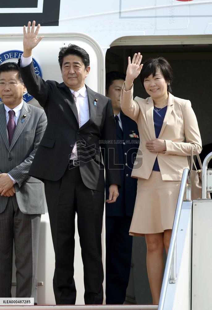 Abe leaves for 3-nation trip to Oceania