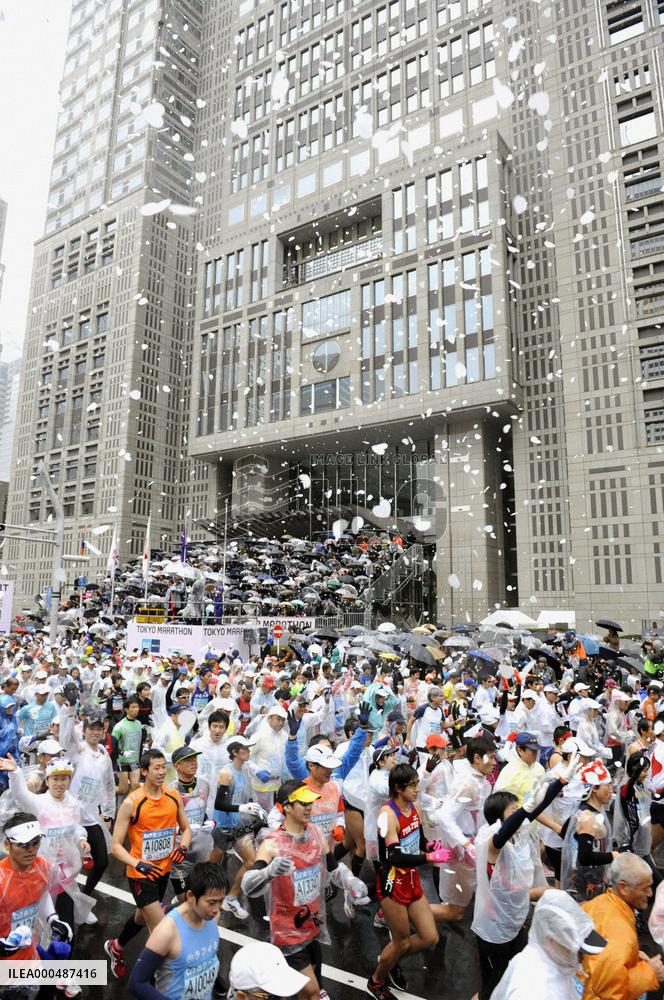 Some 35,000 runners take part in Tokyo Marathon