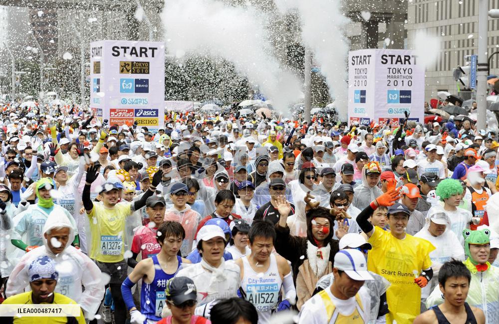 Some 35,000 runners take part in Tokyo Marathon