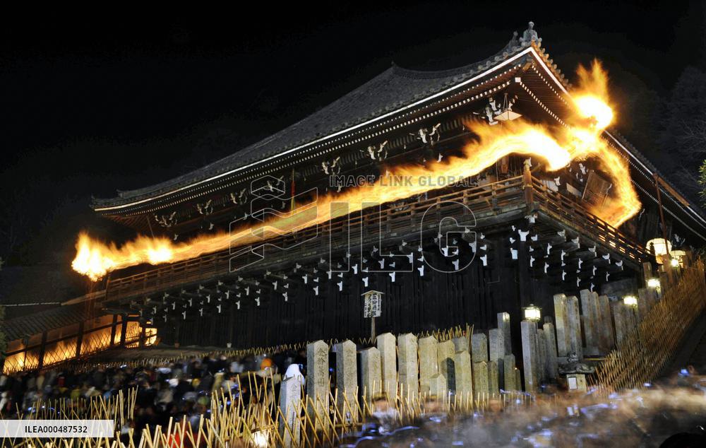 Todaiji Temple 'in flames' in spring festival