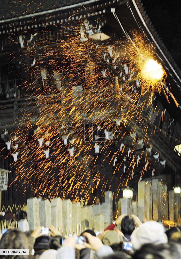 Todaiji Temple 'in flames' in spring festival