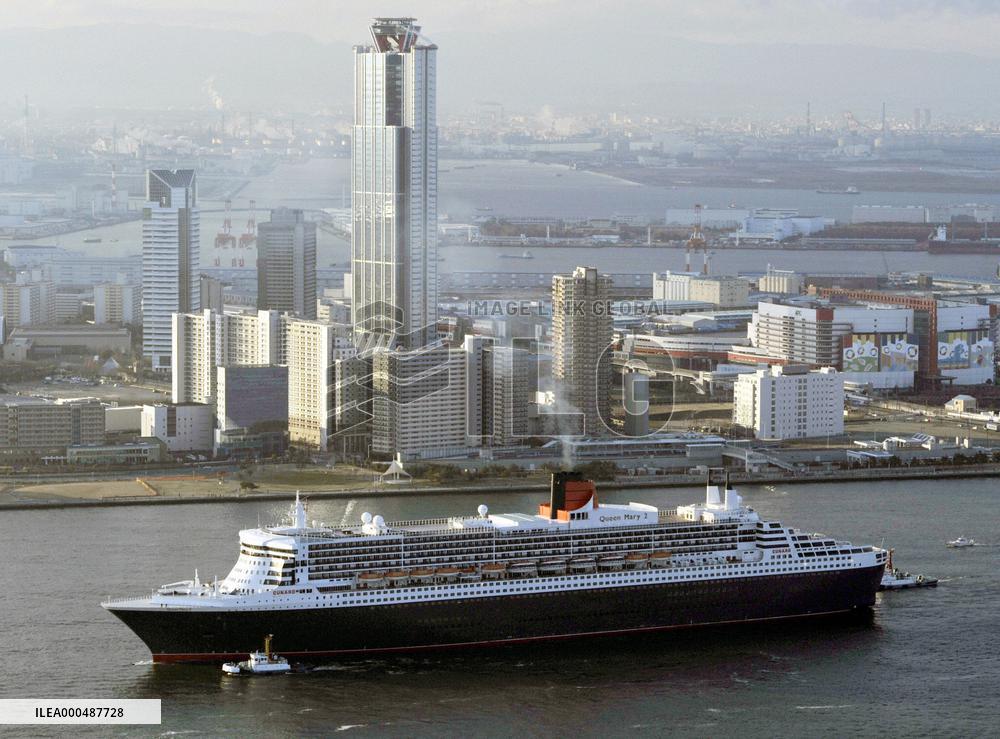 Queen Mary 2 in Osaka