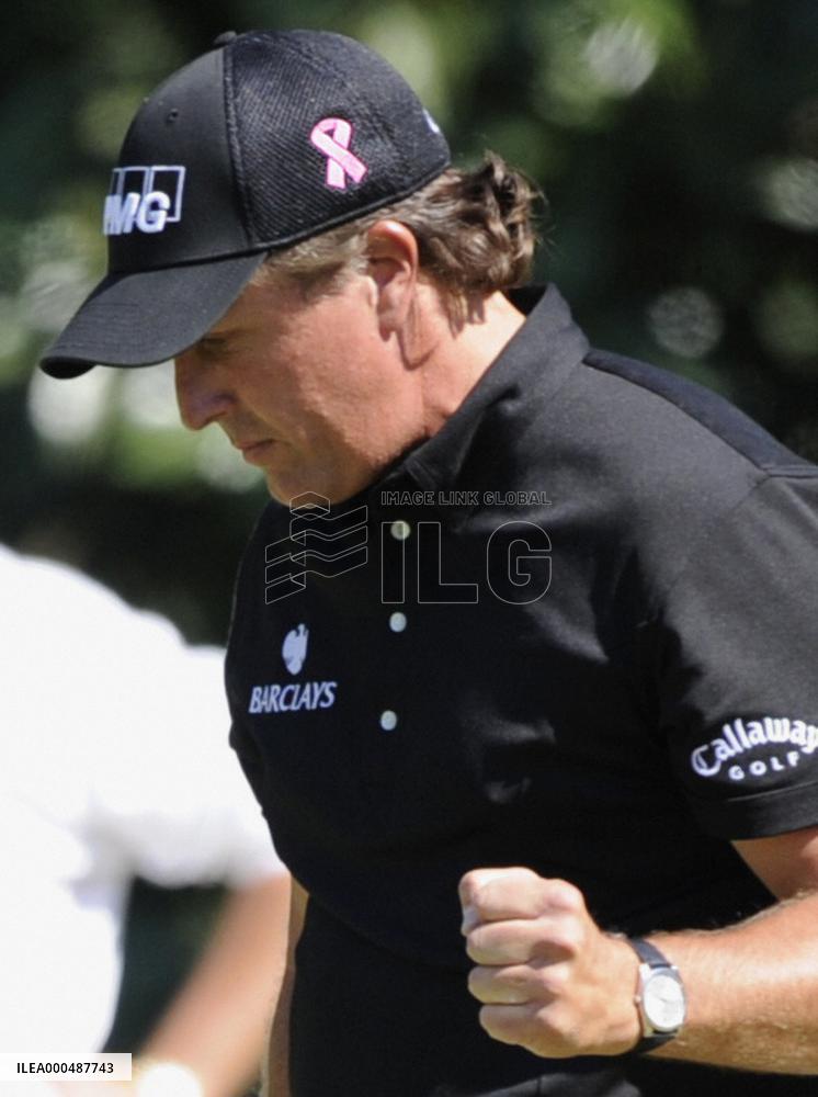 Mickelson promotes breast cancer fight at Masters