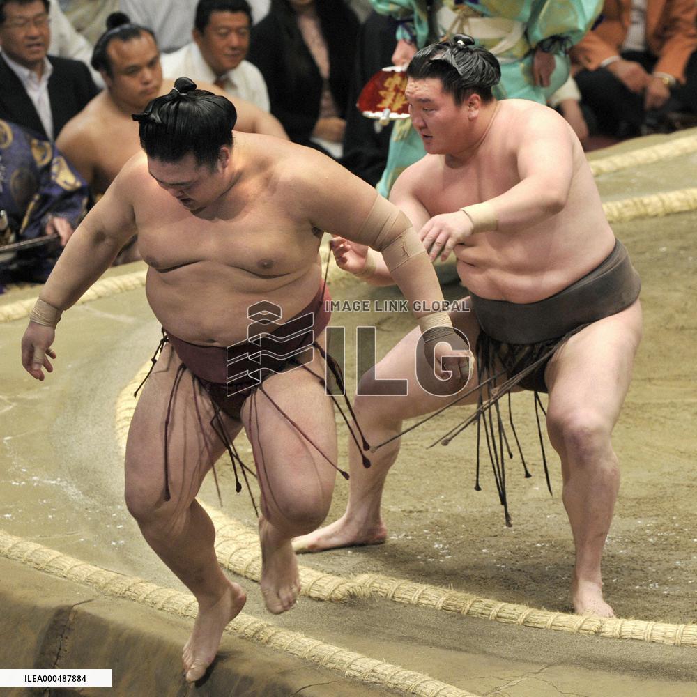 Hakuho stays perfect at summer sumo tournament