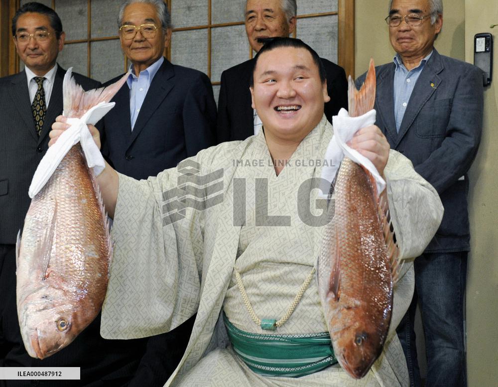 Grand champion Hakuho clinches 14th title in summer sumo meet