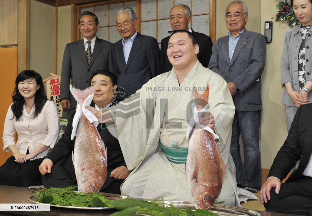 Grand champion Hakuho clinches 14th title in summer sumo meet