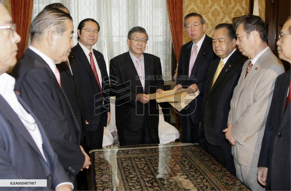 No-confidence motion against Kan