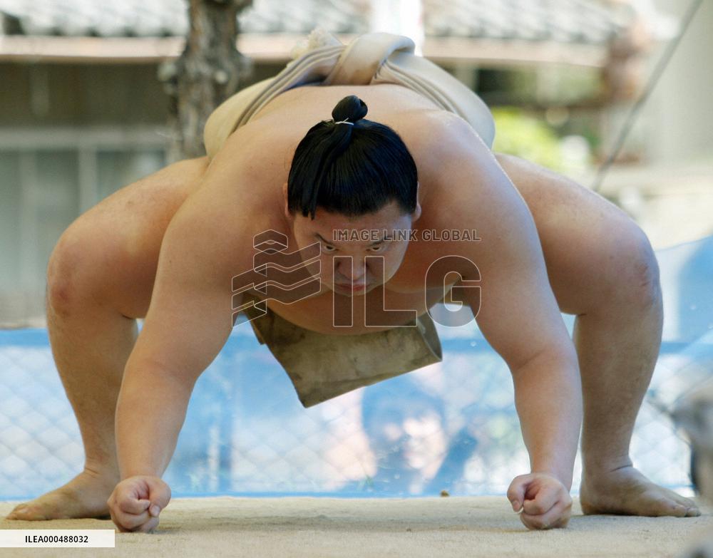 Hakuho prepares for scandal-hit Nagoya sumo tourney