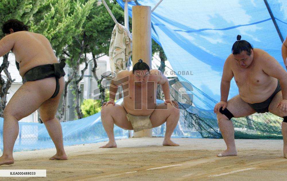 Hakuho prepares for scandal-hit Nagoya sumo tourney
