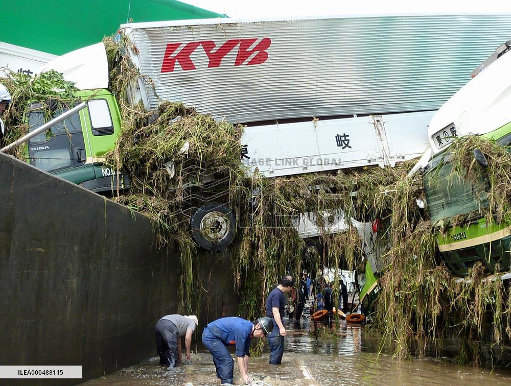Heavy rain causes havoc in Japan