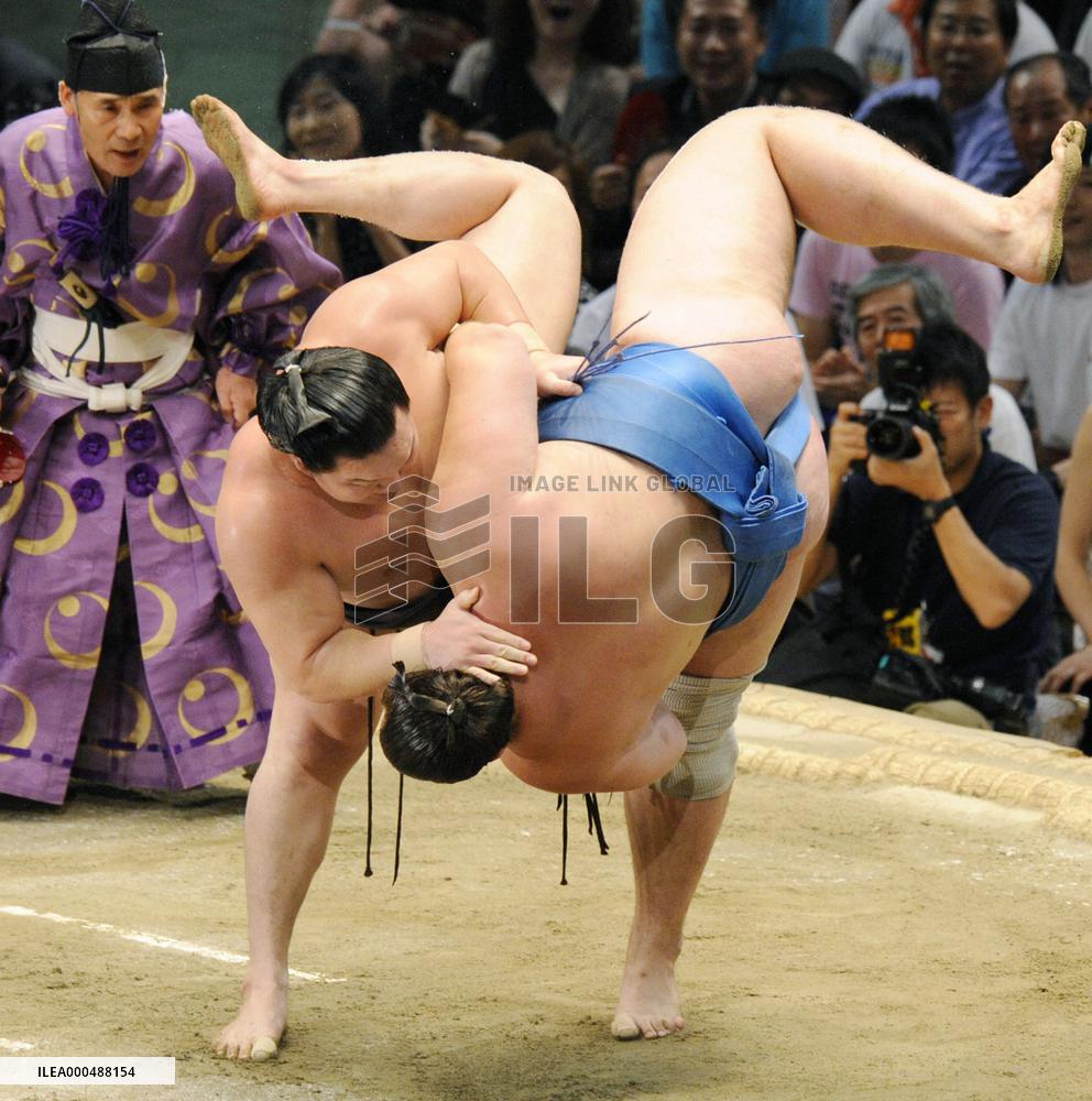 Hakuho makes sumo history