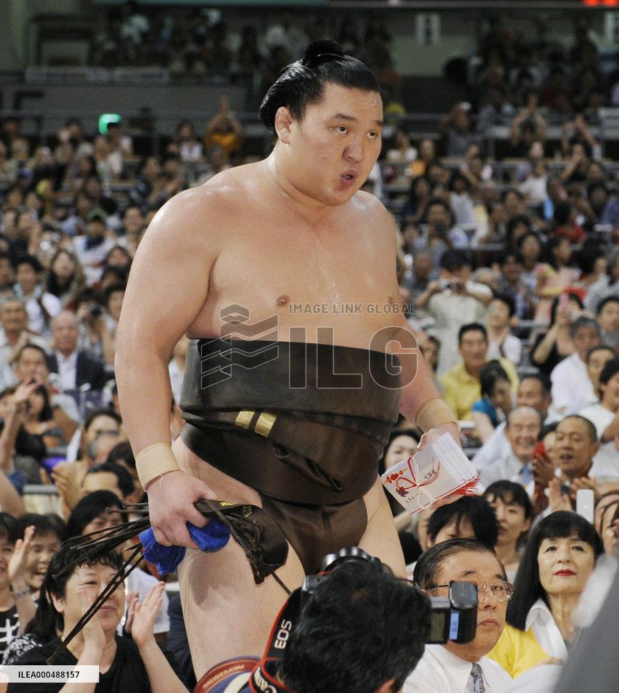 Hakuho makes sumo history