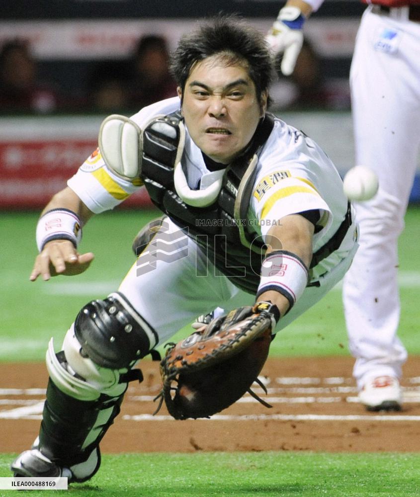 Hawks catcher Tanoue lunges for ball