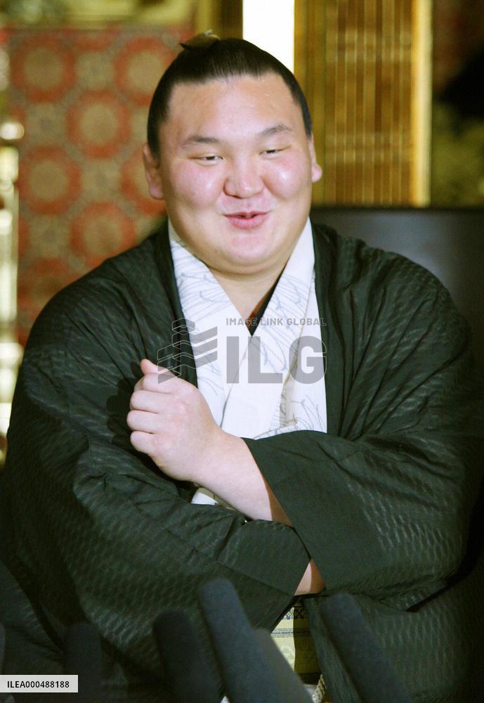 Hakuho puts focus on ring amid gambling scandal