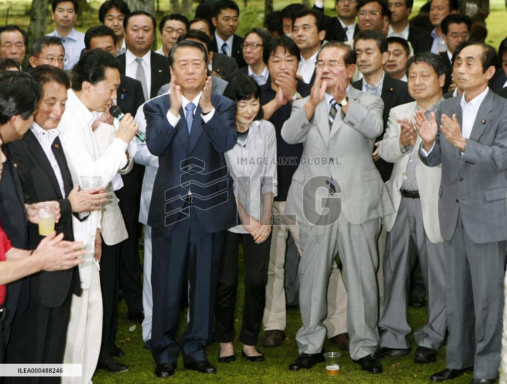 Ozawa considers whether to run in DPJ presidential election