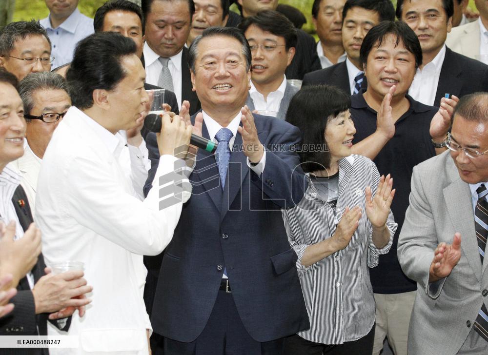 Ozawa considers whether to run in DPJ presidential election