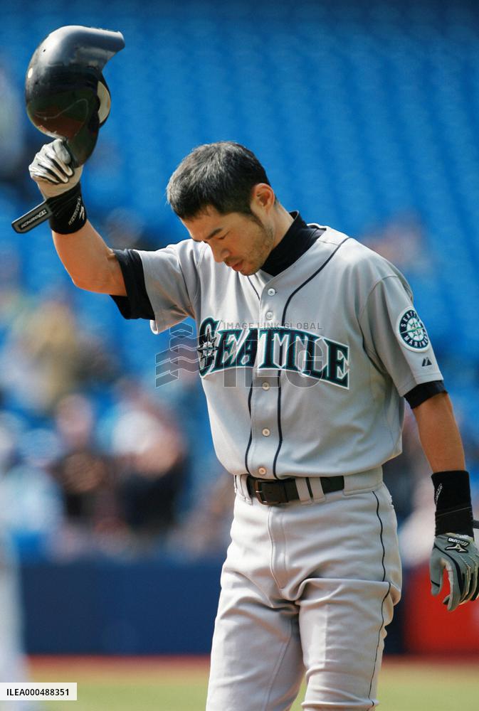 Ichiro reaches 200 hits for 10th straight season