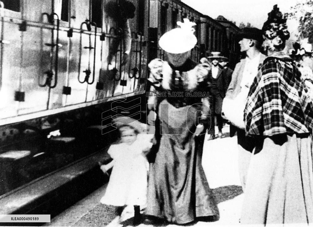 L'ARRIVEE DU TRAIN EN GARE DE LA CIOTAT aka L'ARRIVEE D'UN T