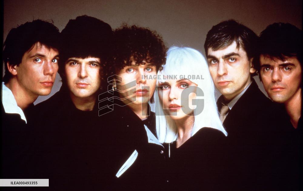 BLONDIE   DEBBIE HARRY centre