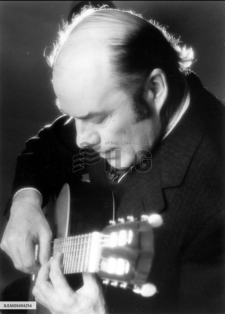 JULIAN BREAM