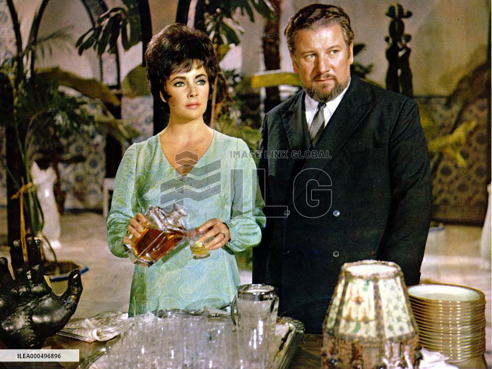THE COMEDIANS (US/FR 1967) ELIZABETH TAYLOR, PETER USTINOV P