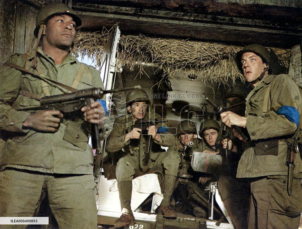 THE DIRTY DOZEN (US1967) JIM BROWN, LEFT AND DONALD SUTHERLA