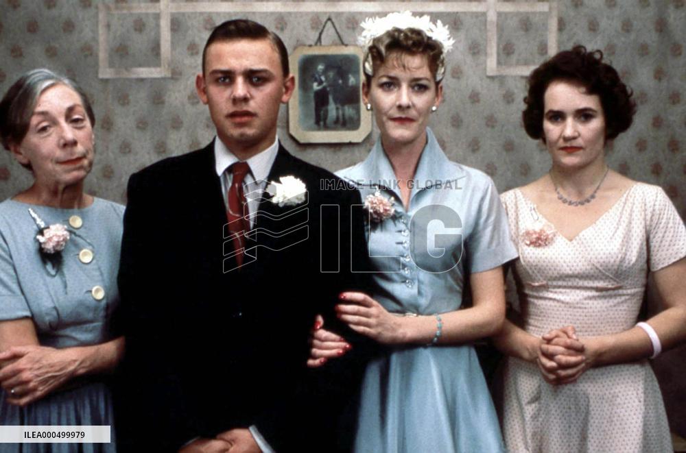 DISTANT VOICES, STILL LIVES