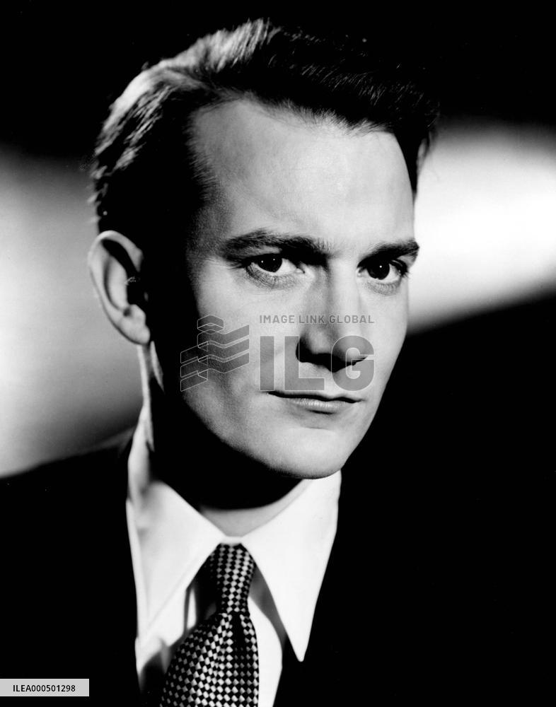 DENHOLM ELLIOTT PORTRAIT FROM THE RONALD GRANT ARCHIVE