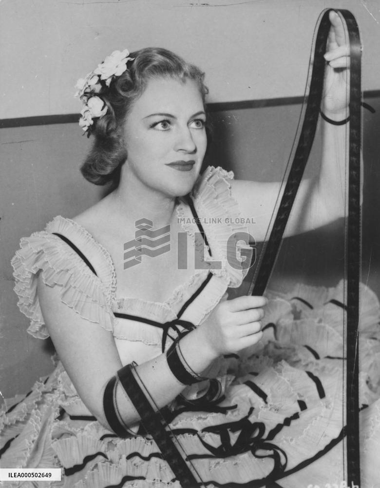 GRACIE FIELDS (1898-1979) ACTRESS AND SINGER PICTURED EXAMIN