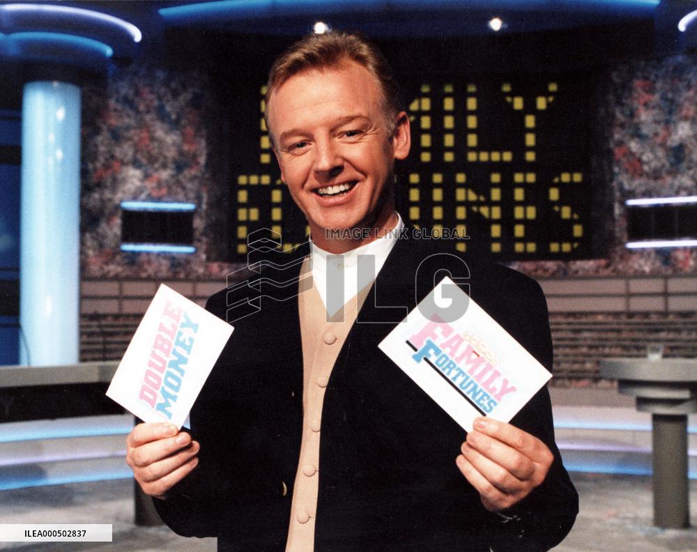 FAMILY FORTUNES (UK TV 1995) CARLTON UK PRODUCTION LES DENNI