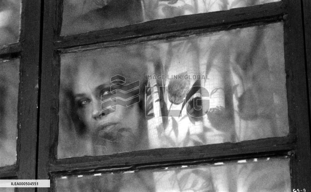 THE GRASS IS SINGING